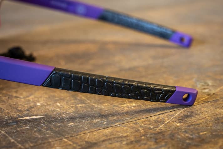 The ends of the temples have a wire core and are therefore extremely customisable. This means that the fit of the Try-Hard can be adapted to individual proportions and preferences. The retaining strap can be clicked into the holes.