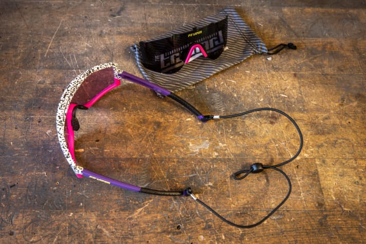 The scope of delivery of the Pit Viper Try-Hard. The protective hard case, which holds the goggles and accessories, is not shown in the picture.