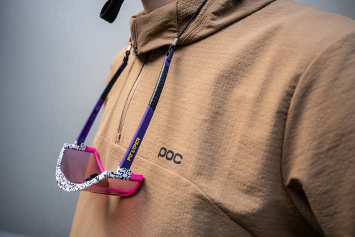 Not to be missed with so much retro: The strap that allows the glasses to be elegantly parked in front of the chest.