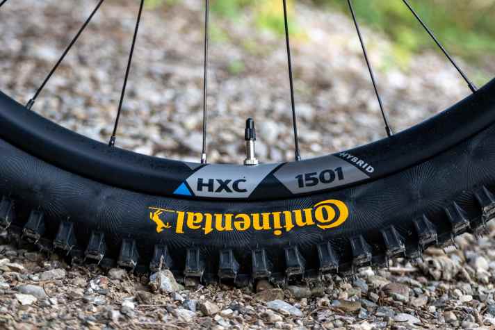 The lightweight DT wheels with carbon rims reduce the weight of the top model and increase sprightliness and acceleration.