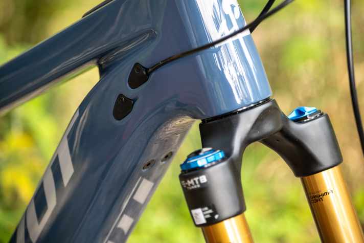 The cables run classically behind the head tube inside the frame. This is more service-friendly than integration through the headset.