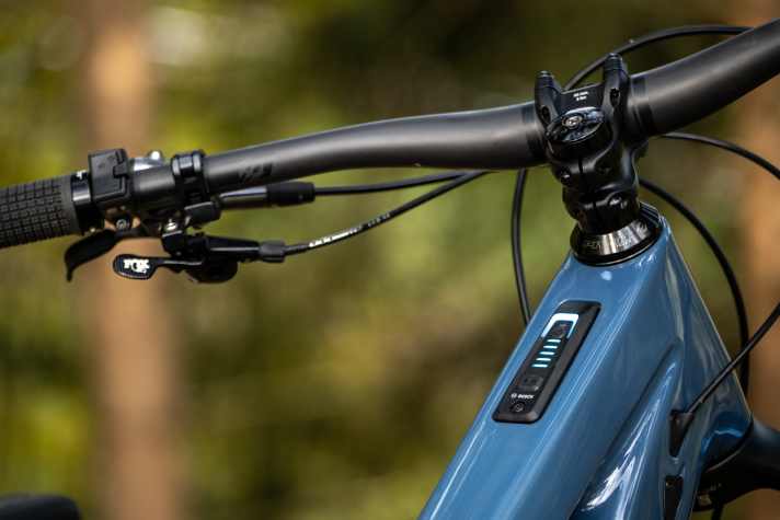 For the controls, Pivot relies on a combination of wireless mini-remote and system controller in the top tube, where the battery level and U-level are displayed via coloured LEDs.
