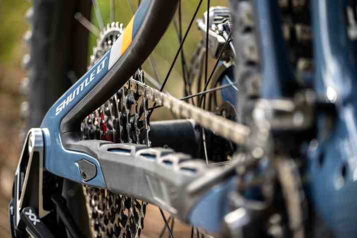The chain and seat stays are generously rubberised and thus ideally protected against chain slap.