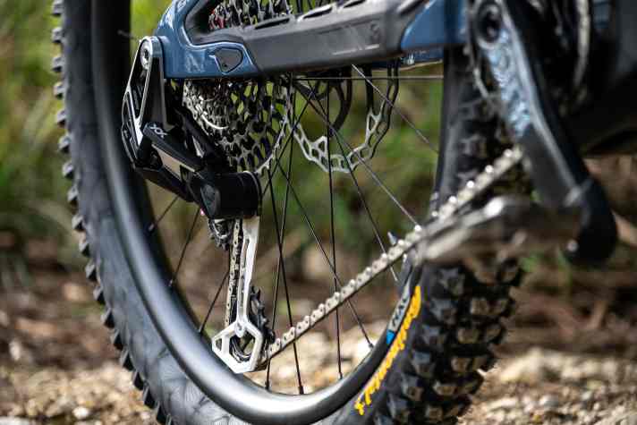 Shifting is wireless via radio with the sophisticated Sram XX Eagle Transmission.