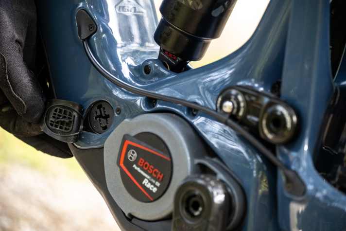 The charging port is located directly in front of the motor. The Bosch Powermore 250 range extender can also be connected here.