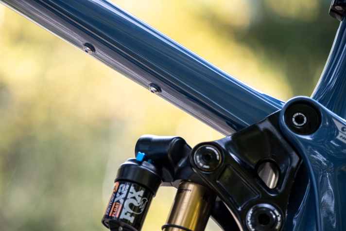 Additional mounting points under the top tube create space for tools or tubes.