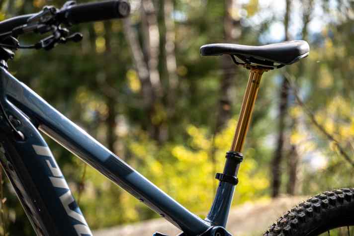 The only small equipment weakness: the Fox Transfer dropper post only has 175 mm travel for frame size L. Thanks to short seat tubes, there would be much more here.