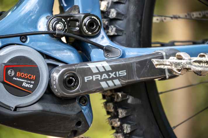 In addition to the handlebars and wheels, the cranks are also made of carbon.