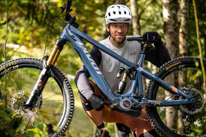 BIKE Redakteur Florentin Vesenbeckh testet seit Jahren die relevantesten neuen E-Mountainbikes am Markt. Der Hinterbau des Shuttle LT hat ihn voll überzeugt.