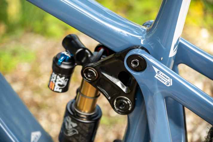 The new Shuttle LT comes in a mullet set-up with a small 27.5 cm rear wheel. The bike can also be ridden with a large 29er rear wheel without changing the geometry thanks to the geo-adjustment using a flip chip. Alternatively, the angles and bottom bracket become even slacker in the "low" position.