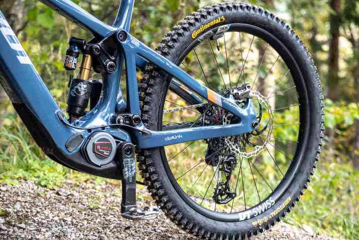 The DW-Link rear triangle with virtual pivot point is typical for Pivot - and a major strength of the Shuttle LT.
