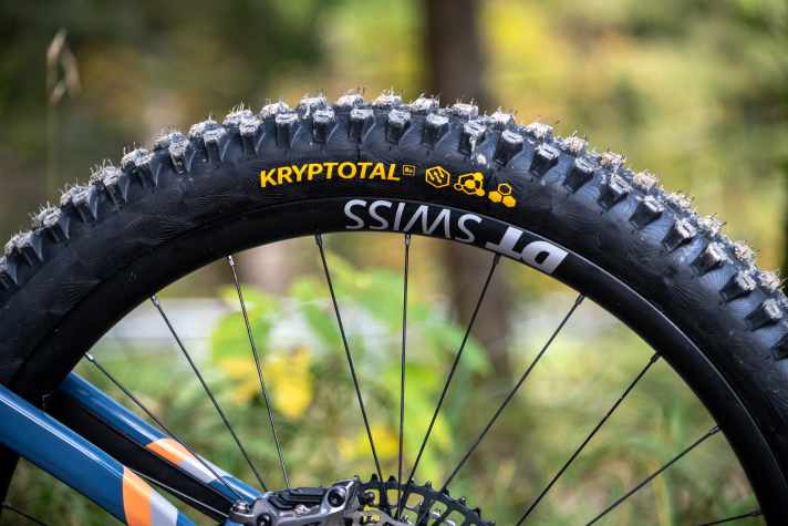 Glücksbringer #1: Die starken Continental-Reifen liefern schon in der mittleren Enduro-Variante massig Grip und guten Pannenschutz.