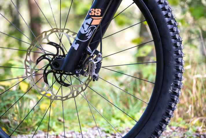 Lucky charm #2: The combination of powerful XTR brakes and thick Galfer discs with a diameter of 223 mm at the front always brings the Shuttle LT safely to a halt.