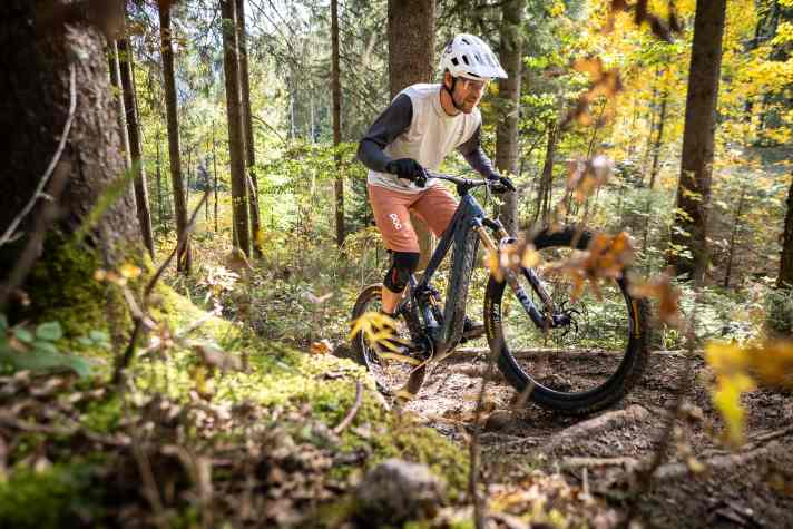 Thanks to its strong chassis, the Shuttle LT cuts a fine figure on technical climbs.