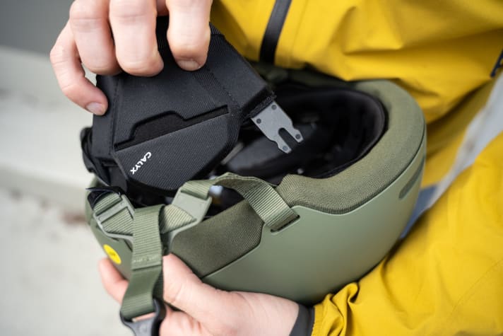 The ear pads can be easily clipped on either side.