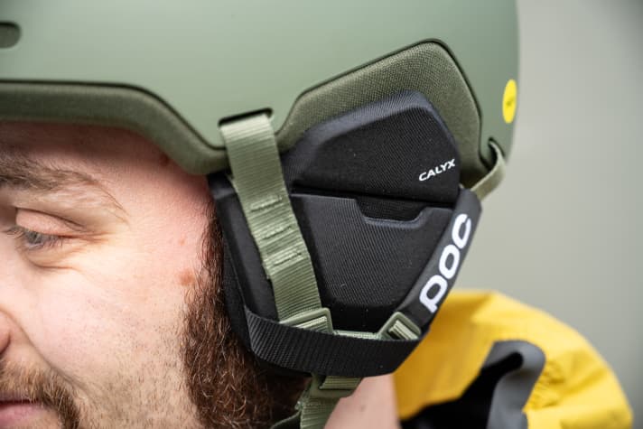 Top for icy descents: the optional ear pads completely enclose the ears and really heat things up. However, there are even warmer models among the ski helmets. The Calyx is therefore still suitable for active, sweat-inducing activities.