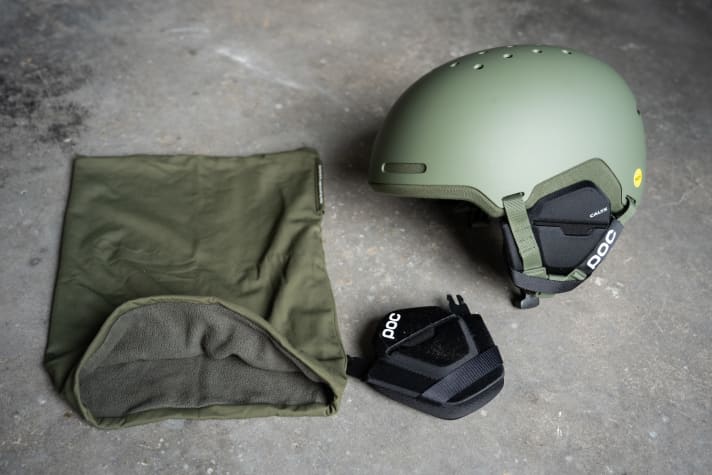 Lieferumfang: Helm, optionale Ohrpolster, wattierter Nackenwärmer/Loop-Schal und Helm-Sack für Transport und Aufbewahrung (nicht im Bild).