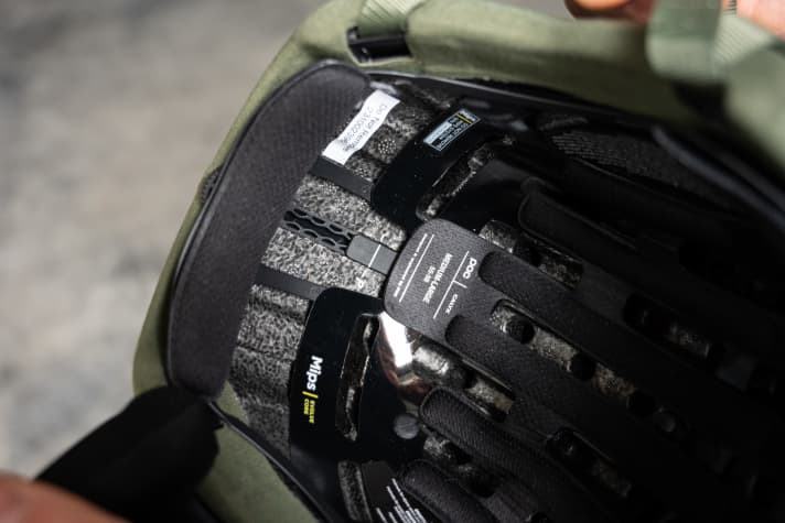 The adjustment system can be completely recessed in the helmet, which saves space when transporting it in or on a rucksack.
