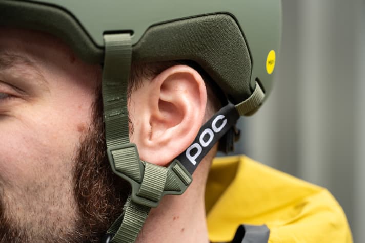 Das Gurtdreieck lässt sich nicht verstellen. Für unsere Tester, die mit anderen POC-Hemen in Größe M/L gut klarkommen, war der Calyx in identischer Größe grenzwertig klein. Unbedingt anprobieren!