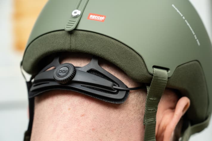 Die Anpassung an den Kopfumfang erfolgt klassisch über eine Ratschensystem.