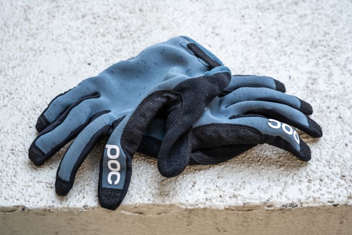 Der POC Resistance Enduro ist prinzipiell gut verarbeitet. Der Handschuh passt besonders Trägern mit kürzerem Ring- und längerem Zeigefinger gut.