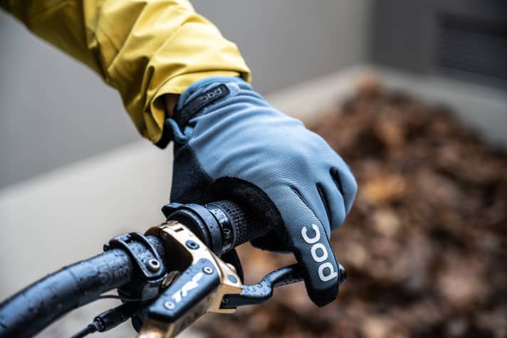 Tolles Griffgefühl, gute Passform. Wegen des weiten Bunds würden wir den Klettverschluss aber nicht missen wollen, dass sich das Logo am Zeigefinger schon löst, ist ärgerlich.