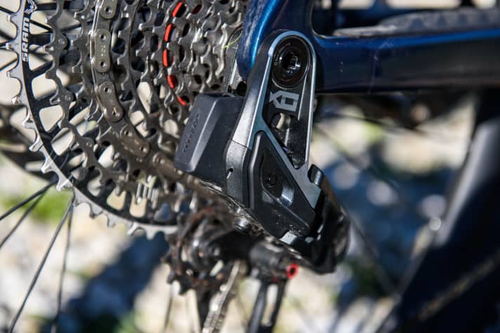 An AXS battery was installed on our pre-production test bike. In series production, the e-bike battery supplies the rear derailleur with power via a cable. Both options work.