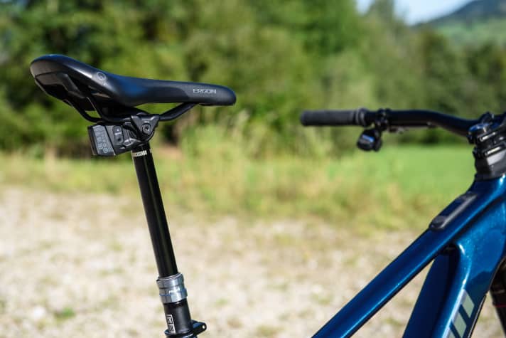 Vor allem die Bedienlogik des Powertrain-Systems ist voll auf den Einsatz mit der kabellosen AXS-Stütze ausgelegt. Mit einer klassischen (und  günstigeren!) Teleskopstütze verliert das AXS-Cockpit deutlich an Charme.