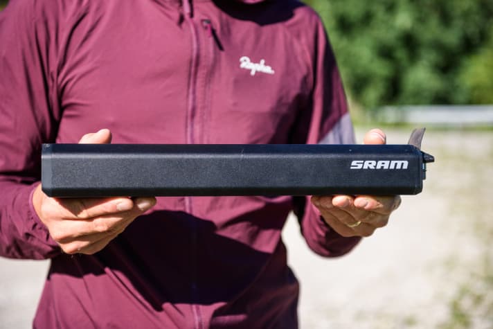 The small version of the two Sram batteries weighs 3.1 kilos, delivers 630 watt hours and is very compact.