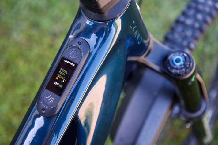 The AXS Bridge Display is not recessed into the top tube; instead, it sits on top of it, as the AXS antenna can only receive signals ‘above ground’.