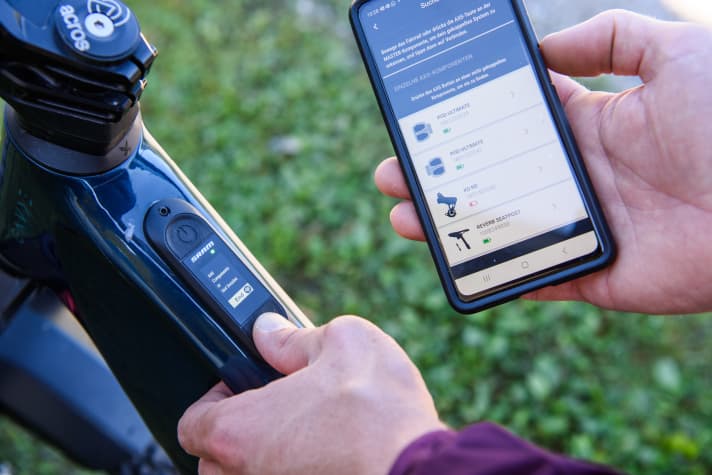 Ein langer Druck auf die AXS-Taste aktiviert den Pairing-Modus zum Koppeln mit der App.