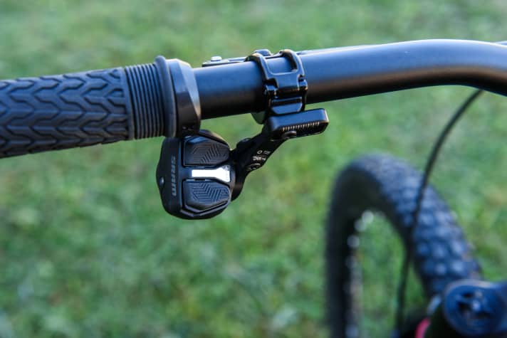The control logic of the left-hand lever is designed specifically for use in combination with a Reverb AXS dropper post. The lower part controls the seatpost, whilst the upper part controls the motor mode and push assist.