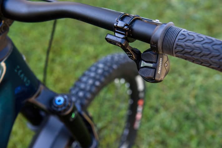 As well as the standard shifting functions, the right-hand pod can also be used to adjust the settings for the SRAM Eagle Powertrain’s automatic shifting system.