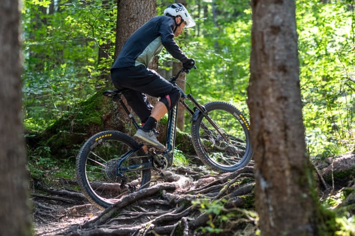 If you are travelling up technical climbs with Auto-Shift, it is better to pedal smoothly than to pedal briskly. This prevents "incorrect" gear changes.