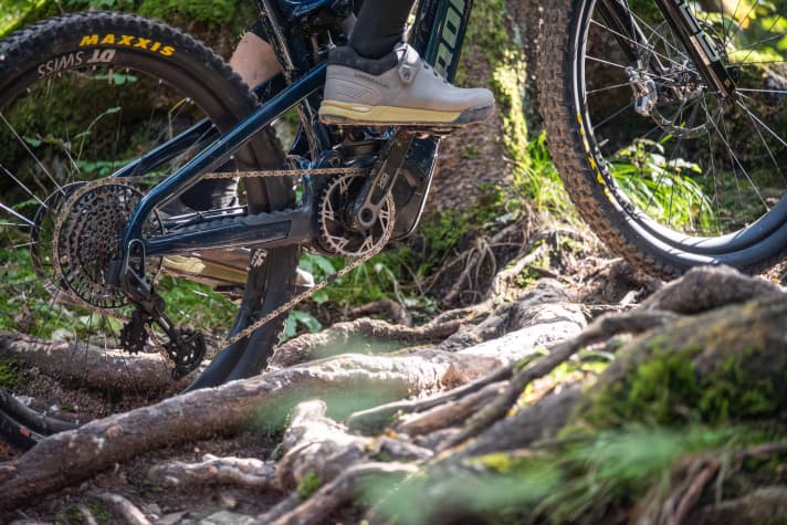 On root-covered sections, the SRAM motor – which is based on the Brose Drive SMag – impresses with its powerful, high-torque performance.