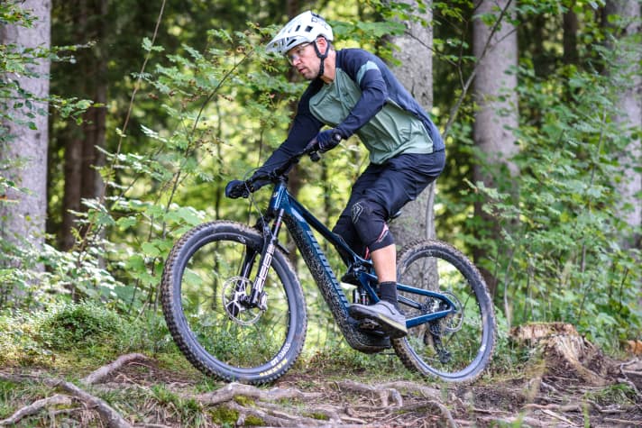 Ausbalancierte Position mit waagrechten Kurbeln, Konzentration auf den Trail: Dank Coast-Shift legt die Schaltautomatik auch in diesen Situationen den passenden Gang ein, ganz ohne Kurbelumdrehung.