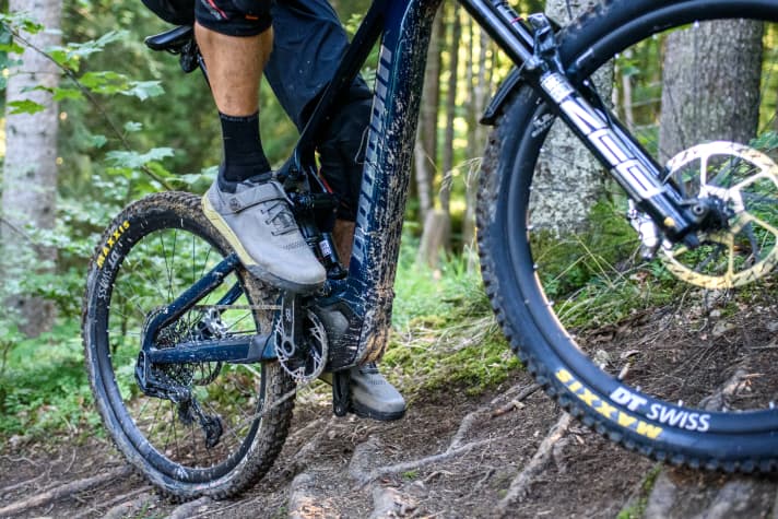 Even when the engine is at full throttle, the automatic shifts mercilessly. However, thanks to the smooth gear changes of the Eagle Transmission under load, this is not a problem.