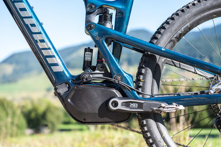 As you can see, you can’t see a thing. The engine is pretty much enclosed in our Propain test bike.