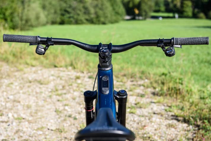 Is this what the cleanest E-MTB cockpit in the industry looks like? At the very least, the two wireless pods of the Sram Eagle Powertrain could also be installed on a non-motorised mountain bike, for the drivetrain and dropper post.