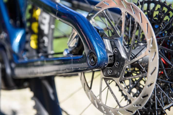 The black ring on the brake disc contains six magnets to improve the accuracy of speed measurement. The speed sensor (with the SRAM logo) is positioned directly above the axle.