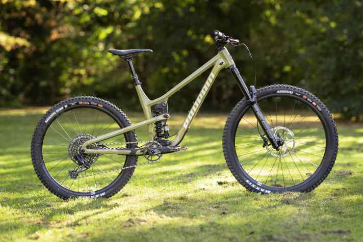 Thanks to the direct-to-consumer concept, the Propain Enduro carries the licence to shoot cheaply.