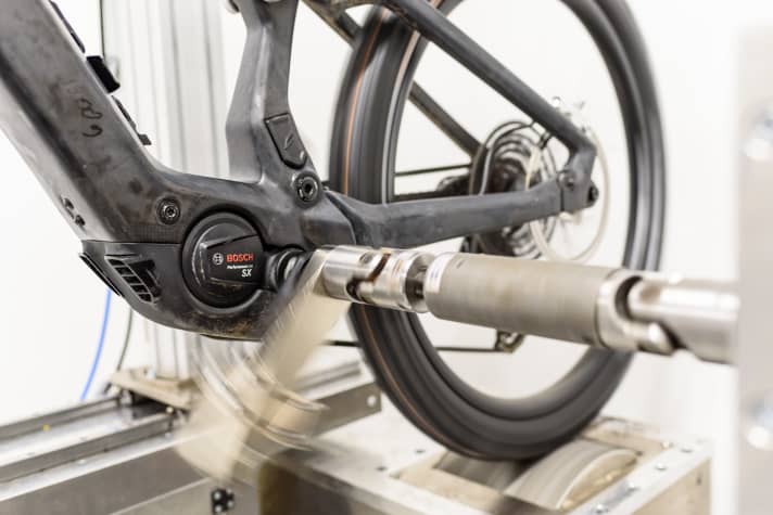 We put the Bosch SX through its paces on the roller test bench at the PT Labs test laboratory. Here we were also able to test all the important comparison partners from Bosch's CX to Fazua.
