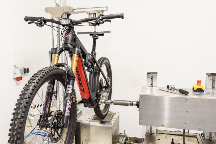 We were able to put the EP801 through its paces on the roller test bench at the PT Labs test laboratory. In the end, the clock showed 544 watts. The increase in performance compared to its predecessor is also noticeable in practice.