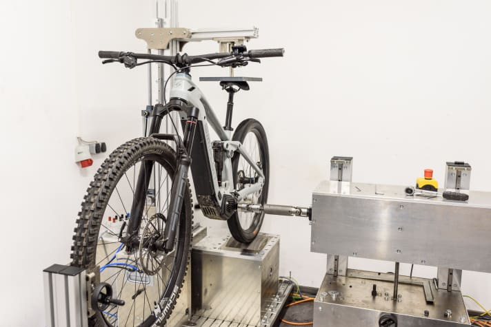 A special feature that becomes clear in the lab test: Depending on the gear selected, the engine's power delivery changes slightly.