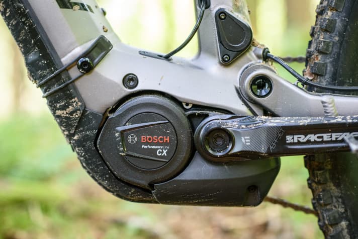 Like all Radon e-MTBs, the Render AL comes with a Bosch drive. It incorporates the latest technology with a smart system. You can recognise the familiar attachment of the battery cover using a rubber strap. The Bosch Powertube 750 is hidden behind it.