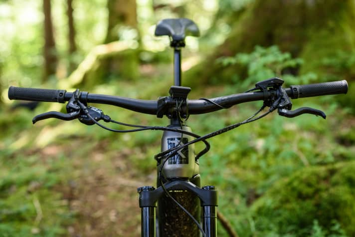 The high-quality and wide cockpit from Race Face brings trail feeling and riding safety off-road.