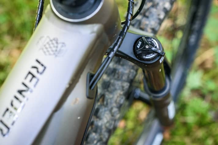 Setup-Tipp: Sportliche Trail-Biker sollten die Druckstufendämpfung der sensiblen Marzocchi Bomber Z2 deutlich reindrehen. Dann passt der Charakter auch besser zur eher straffen Heckfederung.