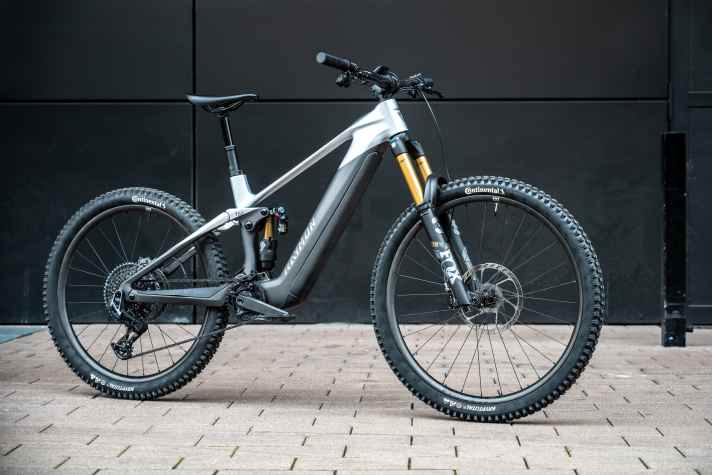 Das Raymon Tarok Ultra ist das erste E-Mountainbike mit dem neuen Motor ZF Centrix und soll Anfang 20125 auf den Markt kommen.