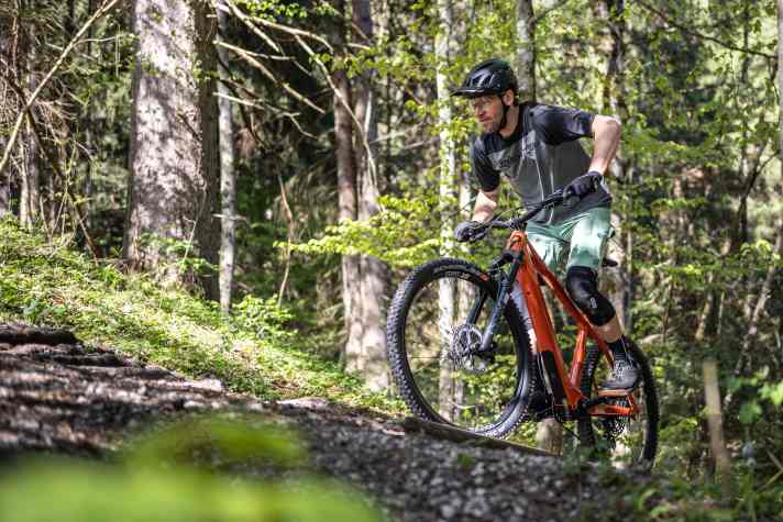 The Bonero performs well on climbs and tours. Only when it gets really steep and rooty does the grip on the rear wheel become a problem.