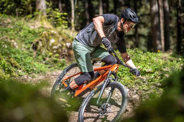 Das Einlenken braucht mit dem langen Bonero etwas Einsatz. Dann vermittelt das große Bike bergab aber viel Sicherheit.